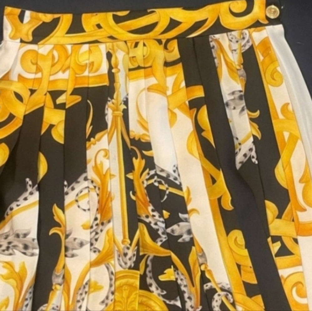 Versace skirt, the price firm 360